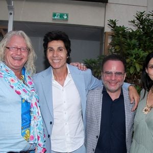 Exclusif - Guest, Pierre-Jean Chalençon, Jean-Luc Lahaye, Fabien Chalard (Patron de L'etablissement), Sylvie Ortega Munos, guest - Vin d'honneur du mariage de Jean-Luc Lahaye et Paola au restaurant festif et bar à cocktails "Frivole, 8 rue Jean Goujon à Paris le 2 juillet 2025. 
Le chanteur de 72 ans a passé la bague au doigt de sa jeune amoureuse Paola Aubin (32 ans) qu'il fréquente officiellement depuis 2018 à la mairie du 18ème arrondissement de Paris . © Philippe Baldini/ Bestimage