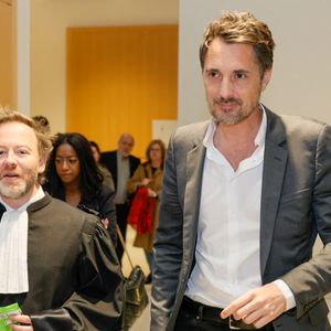 Exclusif - Vincent Cerutti avec son avocat Antoine Vey lors de la deuxième suspension d'audience de son procès, pour atteinte sexuelle, pour avoir mordu, à deux reprises, les fesses de sa collaboratrice chez Chérie FM en 2015, Caroline Barel, au tribunal correctionnel de Paris, France, le 9 décembre 2025. La procureure a requis 6 mois de prison, assorti de sursis simple, et dix mille euros d'amende. L'avocat de l'animateur a de son côté plaidé la relaxe. Le délibéré sera rendu le 4 février 2026.
© Julien Sarkissian/Bestimage