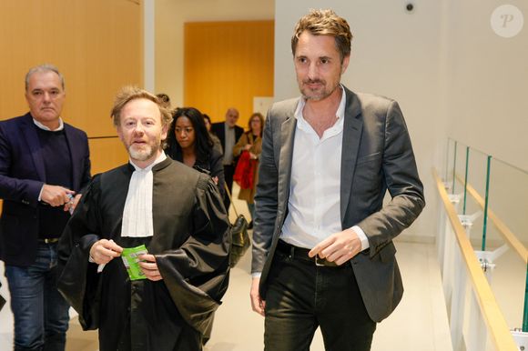 Exclusif - Vincent Cerutti avec son avocat Antoine Vey lors de la deuxième suspension d'audience de son procès, pour atteinte sexuelle, pour avoir mordu, à deux reprises, les fesses de sa collaboratrice chez Chérie FM en 2015, Caroline Barel, au tribunal correctionnel de Paris, France, le 9 décembre 2025. La procureure a requis 6 mois de prison, assorti de sursis simple, et dix mille euros d'amende. L'avocat de l'animateur a de son côté plaidé la relaxe. Le délibéré sera rendu le 4 février 2026.
© Julien Sarkissian/Bestimage