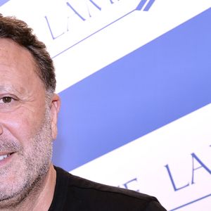 "En six mois, il a pris le contrôle du canapé, de mon emploi du temps et du peu de dignité qu’il me restait", a-t-il notamment écrit avec humour.

Arthur (Jacques Essebag) en séance de dédicaces pour la sortie de son nouveau livre "Même la nuit ne veut pas de moi (Ed. Grasset)" à la librairie Lamartine à Paris, le 27 mai 2026.

© Cédric Perrin / Bestimage
