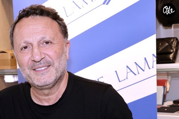 "En six mois, il a pris le contrôle du canapé, de mon emploi du temps et du peu de dignité qu’il me restait", a-t-il notamment écrit avec humour.

Arthur (Jacques Essebag) en séance de dédicaces pour la sortie de son nouveau livre "Même la nuit ne veut pas de moi (Ed. Grasset)" à la librairie Lamartine à Paris, le 27 mai 2026.

© Cédric Perrin / Bestimage
