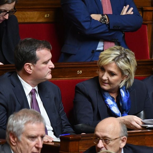 "C'est avec Aliot que Le Pen dînait le soir de sa condamnation, dans le restaurant Laurent, à Paris", écrit le magazine.

Louis Aliot, Marine Le Pen, Gilbert Collard - Séance de question au gouvernement à l'Assemblée Nationale à Paris le 16 janvier 2018. © Lionel Urman/Bestimage  
©LIONEL URMAN  / BESTIMAGE