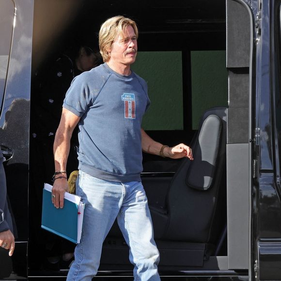 Lakewood, CA Brad Pitt a été aperçu à son arrivée sur le plateau de tournage à Lakewood, en Californie, reprenant son rôle emblématique de cascadeur Cliff Booth dans "Il était une fois à Hollywood". 22/10/2025

Photo : Backgrid USA / Bestimage