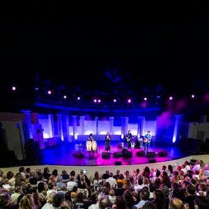 Exclusif - M (Matthieu Chedid) accompagné de sa soeur Anna et de son frère Joseph en concert inédit et unique, en acoustique au Théâtre de Verdure lors de l'ouverture de la 41ème édition du Festival de Ramatuelle le 1er aout 2025. Une soirée privilégiée, où sa voix et ses guitares résonnent en toute proximité avec le public. Un moment suspendu, hors du temps, porté par la poésie de son univers et la magie du lieu. © Cyril Bruneau / Festival de Ramatuelle / Bestimage