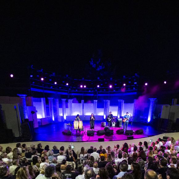 Exclusif - M (Matthieu Chedid) accompagné de sa soeur Anna et de son frère Joseph en concert inédit et unique, en acoustique au Théâtre de Verdure lors de l'ouverture de la 41ème édition du Festival de Ramatuelle le 1er aout 2025. Une soirée privilégiée, où sa voix et ses guitares résonnent en toute proximité avec le public. Un moment suspendu, hors du temps, porté par la poésie de son univers et la magie du lieu. © Cyril Bruneau / Festival de Ramatuelle / Bestimage
