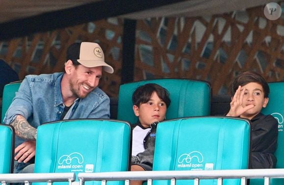 C’est dans une villa discrète et sécurisée à Fort Lauderdale, au nord de Miami, que la famille Messi a trouvé refuge...

Lionel Messi assiste en famille à l'Open de tennis de Miami, le 28 mars 2025. Il était accompagnée de sa femme Antonella Roccuzzo, et de leurs enfants, Thiago, Mateo et Ciro pour assister au match entre N.Djokovich et G.Dimitrov (6-2, 6-3).