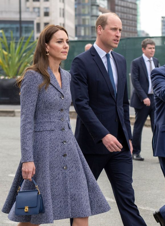 Le prince William, duc de Cambridge, et Catherine (Kate) Middleton, duchesse de Cambridge, assistent à l'ouverture officielle du mémorial Glade of Light à Manchester, Royaume Uni, le 10 mai 2022. Le mémorial commémore les victimes de l'attaque terroriste du 22 mai 2017 à la Manchester Arena. Il rend hommage aux 22 personnes dont la vie a été prise, ainsi qu'à la mémoire de tous ceux qui ont été blessés ou affectés. Backgrid UK/ Bestimage