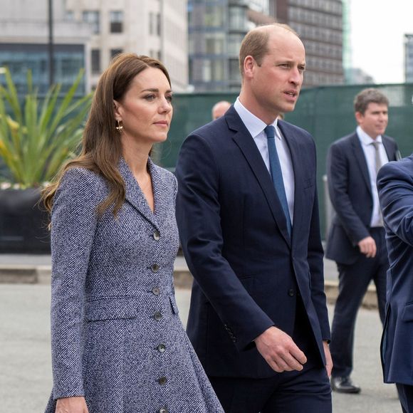 Le prince William, duc de Cambridge, et Catherine (Kate) Middleton, duchesse de Cambridge, assistent à l'ouverture officielle du mémorial Glade of Light à Manchester, Royaume Uni, le 10 mai 2022. Le mémorial commémore les victimes de l'attaque terroriste du 22 mai 2017 à la Manchester Arena. Il rend hommage aux 22 personnes dont la vie a été prise, ainsi qu'à la mémoire de tous ceux qui ont été blessés ou affectés. Backgrid UK/ Bestimage