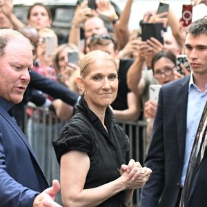 Depuis la mort de son mari René-Angélil survenue en 2016, Céline Dion élève seule leurs trois fils : René-Charles, 23 ans, et les jumeaux, Eddy et Nelson, 14 ans.

Céline Dion à la sortie de l'hôtel Royal Monceau à Paris avant l'ouverture des Jeux Olympiques (JO) de Paris, à Paris(Agence/Bestimage).
