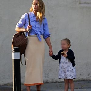 Si pour le moment, nos confrères ignorent si la star a décidé de donner la vie ou si elle s'est tournée vers la GPA, la grossesse serait récente. 

Amber Heard et sa fille Oonagh Paige Heard se promènent dans les rues de Madrid le 23 septembre 2024.