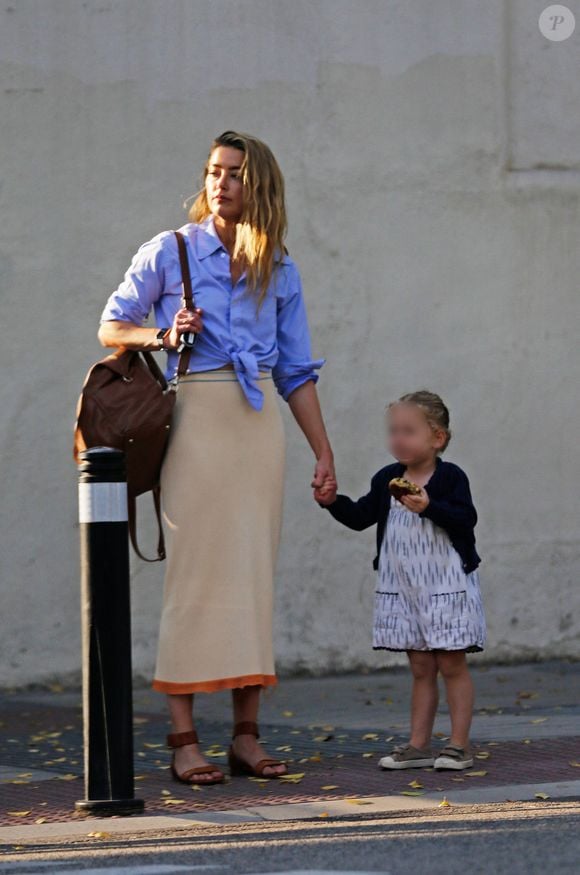 Si pour le moment, nos confrères ignorent si la star a décidé de donner la vie ou si elle s'est tournée vers la GPA, la grossesse serait récente. 

Amber Heard et sa fille Oonagh Paige Heard se promènent dans les rues de Madrid le 23 septembre 2024.