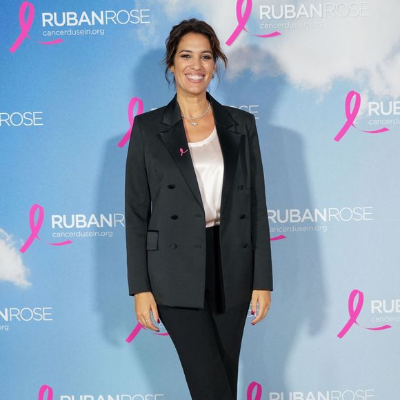 Aujourd'hui tirée d'affaire, la présentatrice prend la parole pour libérer la parole sur la santé féminine sans le moindre tabou.

Laurie Cholewa - Soirée de lancement d’Octobre rose 2026 au pied de la Tour Eiffel, sur le Champ-de-Mars à Paris le 30 septembre 2026.

© Anne-Sophie Guebey/Bestimage