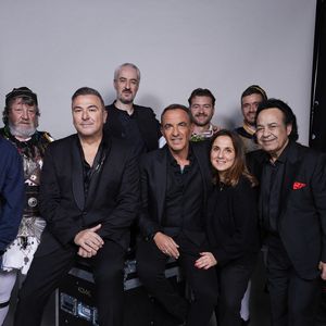 Exclusif  Nikos Aliagas, Antonis Remos, Maria (soeur Nikos Aliagas), Vassilis Saleas, Dimitri Siassiaridis et guests - Studio avec les artistes pour les surprises de l'enregistrement de l'émission "La chanson secrète N°14", présentée par N.Aliagas et diffusée le 26 décembre sur TF1, à Paris, France, le 9 décembre 2025. © Jacovides-Moreau/Bestimage