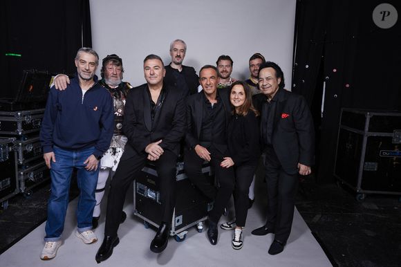 Exclusif  Nikos Aliagas, Antonis Remos, Maria (soeur Nikos Aliagas), Vassilis Saleas, Dimitri Siassiaridis et guests - Studio avec les artistes pour les surprises de l'enregistrement de l'émission "La chanson secrète N°14", présentée par N.Aliagas et diffusée le 26 décembre sur TF1, à Paris, France, le 9 décembre 2025. © Jacovides-Moreau/Bestimage