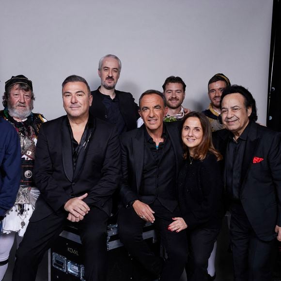 Exclusif  Nikos Aliagas, Antonis Remos, Maria (soeur Nikos Aliagas), Vassilis Saleas, Dimitri Siassiaridis et guests - Studio avec les artistes pour les surprises de l'enregistrement de l'émission "La chanson secrète N°14", présentée par N.Aliagas et diffusée le 26 décembre sur TF1, à Paris, France, le 9 décembre 2025. © Jacovides-Moreau/Bestimage