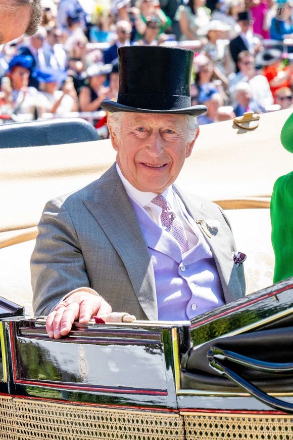 En secret, Charles III, lucide sur son avenir, préparerait minutieusement sa disparition. Il souhaiterait se réconcilier avec son fils, Harry, avec qui il est brouillé depuis que ce dernier a quitté ses obligations royales et qu'il a attaqué sa famille dans les médias.

Charles III au Royal Ascot, dans le Berkshire, en Angleterre, le 21 juin 2025. Backgrid USA / Bestimage