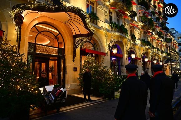L'hôtel Plaza Athénée au 25 Avenue Montaigne - Illustration des Illuminations de Noël dans les rues de Paris le 26 novembre 2024. © Christian Liewig/Bestimage