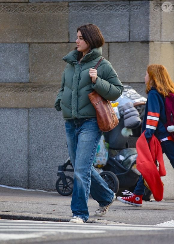 New York, NY - EXCLUSIF - Suri Cruise est arrivée au Barrymore Theatre pour voir sa mère, Katie Holmes, jouer dans « Our Town » pour son anniversaire.