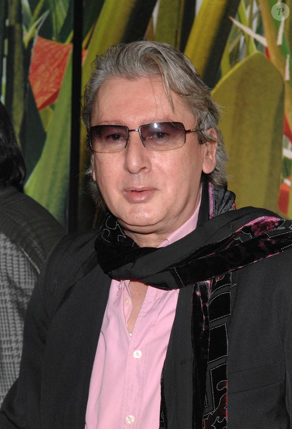 Le chanteur Alain Bashung pose à son arrivée à la première du film 'Arthur et les Minimoys' au Gaumont Marignan à Paris, France, le 27 novembre 2006. Photo de Nicolas Khayat/ABACAPRESS.COM