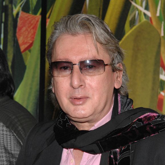 Le chanteur Alain Bashung pose à son arrivée à la première du film 'Arthur et les Minimoys' au Gaumont Marignan à Paris, France, le 27 novembre 2006. Photo de Nicolas Khayat/ABACAPRESS.COM
