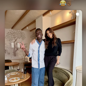Il est exactement le genre de profil qui fascine à l'international. Avec sa cuisine hybride, qui mixe les influences africaines, japonaises et le terroir français, il incarne à la perfection le renouveau de notre gastronomie.

Mory Sacko et Eva Longoria réunis pour un projet.