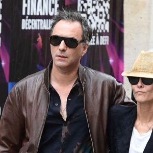 Samuel Benchetrit et sa femme Vanessa Paradis aux obsèques de Jane Birkin en l'église Saint-Roch à Paris. Le 24 juillet 2023 © Jacovides-KD Niko / Bestimage
