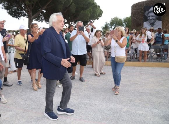 Exclusif - Michel Sardou remet le trophée au vainqueur - Michel Sardou rend hommage à son père en famille lors du premier trophée de pétanque "Fernand Sardou" à Bormes-les-Mimosas le 29 mai 2026. 

© Franz Chavaroche / Bestimage