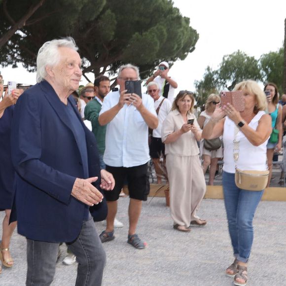 Exclusif - Michel Sardou remet le trophée au vainqueur - Michel Sardou rend hommage à son père en famille lors du premier trophée de pétanque "Fernand Sardou" à Bormes-les-Mimosas le 29 mai 2026. 

© Franz Chavaroche / Bestimage