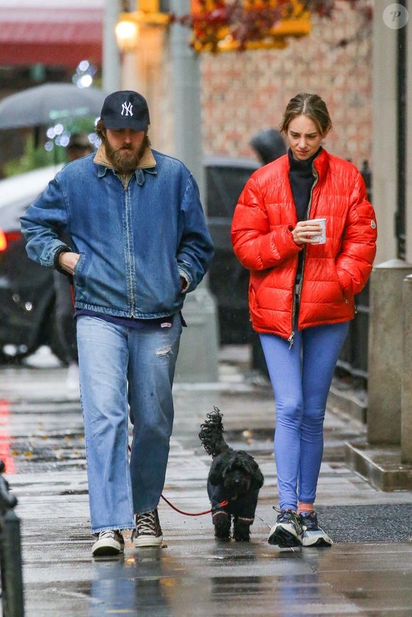Maya Hawke et son petit ami Christian Lee sont vus en train de se promener après avoir pris un café alors qu'elle porte une veste rouge après la grande première de la saison 5 de Stranger Things. Photo par Backgrid USA / Bestimage