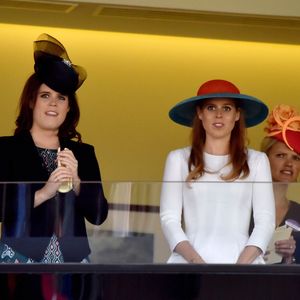 Les princesses Beatrice et Eugenie regardent les courses du Royal Ascot 2015 le 18 juin 2015. Photo by Agence / Bestimage