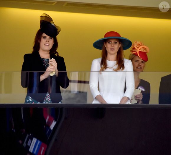 Les princesses Beatrice et Eugenie regardent les courses du Royal Ascot 2015 le 18 juin 2015. Photo by Agence / Bestimage