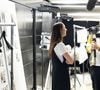 À 31 ans (elle est née en 1995), la créatrice de mode voit son entreprise, Vaillant Studio, se trouver dans une crise financière. 

La directrice artistique de Vaillant Alice Vaillant (Fille d'Anne Roumanoff) en Backstage du défilé Vaillant Collection Femme Prêt-à-Porter Printemps/Eté 2026 lors de la Fashion Week de Paris (PFW), à l'Opera Bastille de Paris, France, le 3 octobre 2025. © Julien Sarkissian/Bestimage