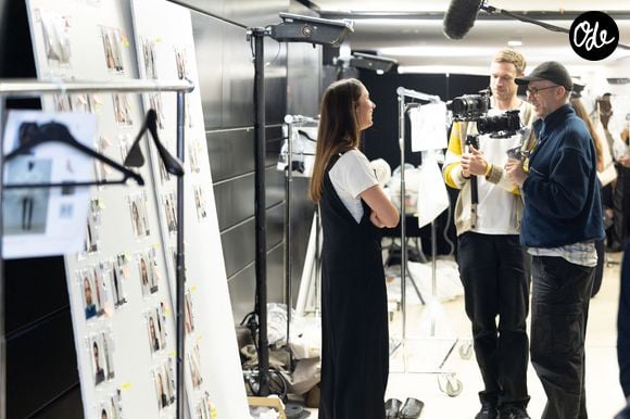 À 31 ans (elle est née en 1995), la créatrice de mode voit son entreprise, Vaillant Studio, se trouver dans une crise financière. 

La directrice artistique de Vaillant Alice Vaillant (Fille d'Anne Roumanoff) en Backstage du défilé Vaillant Collection Femme Prêt-à-Porter Printemps/Eté 2026 lors de la Fashion Week de Paris (PFW), à l'Opera Bastille de Paris, France, le 3 octobre 2025. © Julien Sarkissian/Bestimage
