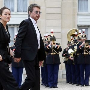Le compositeur français de musique électronique Jean-Michel Jarre et son épouse l'actrice chinoise Gong Li- Arrivée des invités au dîner d'Etat en l'honneur du président chinois Xi Jinping et de sa femme la Première Dame Peng Liyuan au palais présidentiel de l'Elysée à Paris, France, le 6 mai 2024.
Photo par Stéphane Lemouton / Bestimage