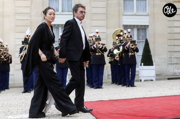 Le compositeur français de musique électronique Jean-Michel Jarre et son épouse l'actrice chinoise Gong Li- Arrivée des invités au dîner d'Etat en l'honneur du président chinois Xi Jinping et de sa femme la Première Dame Peng Liyuan au palais présidentiel de l'Elysée à Paris, France, le 6 mai 2024. 

Photo par Stéphane Lemouton / Bestimage