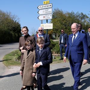Hervé Van Praag, maire de Plévenon, Le prince Albert II de Monaco, La princesse Charlène de Monaco, Le prince Jacques de Monaco, marquis des Baux, La princesse Gabriella de Monaco, comtesse de Carladès lors d'une visite à Plévenon, Côtes-d'Armor le 9 avril 2025.

© Dominique Jacovides / Bestimage