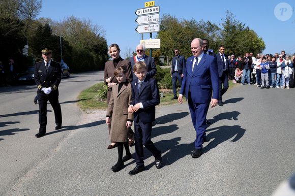 Hervé Van Praag, maire de Plévenon, Le prince Albert II de Monaco, La princesse Charlène de Monaco, Le prince Jacques de Monaco, marquis des Baux, La princesse Gabriella de Monaco, comtesse de Carladès lors d'une visite à Plévenon, Côtes-d'Armor le 9 avril 2025.

© Dominique Jacovides / Bestimage