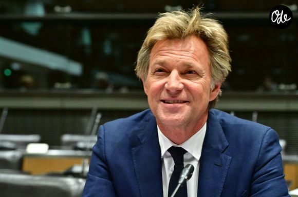 Laurent Delahousse avait déjà rendu hommage à un collaborateur disparu en direct en 2021.

Audition de Laurent Delahousse, journaliste et présentateur de télévision, par la commission d'enquète "Audiovisuel public" à l'Assemblée Nationale à Paris, France, le 2 février 2026. © Christian Liewig/Bestimage