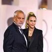 Luc Besson pose avec Sarah Saldmann mais aussi avec la fille de son ex, Milla Jovovich, à la Mostra de Venise