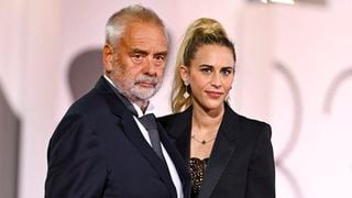 Luc Besson pose avec Sarah Saldmann mais aussi avec la fille de son ex, Milla Jovovich, à la Mostra de Venise