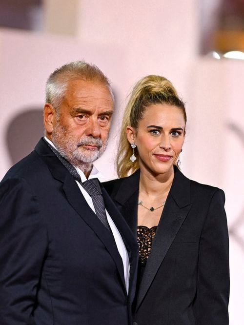 Luc Besson pose avec Sarah Saldmann mais aussi avec la fille de son ex, Milla Jovovich, à la Mostra de Venise