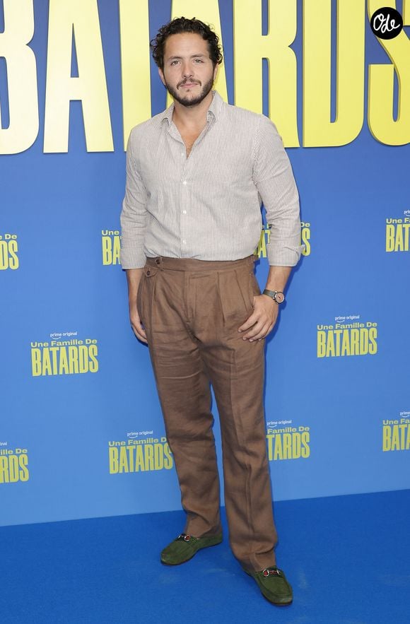 Leur apparition coordonnée a été l’un des détails les plus remarqués de la soirée.

Alexandre Kominek lors de la première du film "Une famille de bâtards" au cinéma Pathé Palace à Paris le 7 juin 2026. © Coadic Guirec / Bestimage