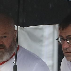 "Pour obtenir l’étoile, on nous disait qu’on était jugé sur la régularité, l’identité du chef, la qualité du produit, les techniques… Mais aujourd’hui, c’est devenu la Star Ac", déplore-t-il.

Les chefs Philippe Etchebest et Michel Sarran - Obsèques de Paul Bocuse en la cathédrale Saint-Jean de Lyon. Le 26 janvier 2018 AGENCE / BESTIMAGE