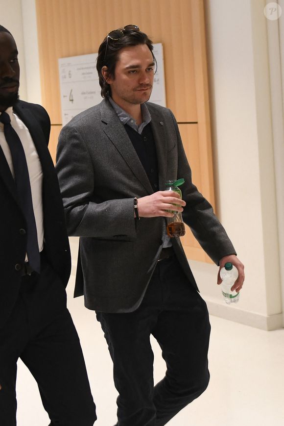 Alain-Fabien Delon arrive au tribunal correctionnel de Paris pour avoir enregistré et diffusé avec son frère Anthony Delon une conversation de leur sœur, Anouchka, avec leur père, le 5 janvier 2024, à l'époque où les désaccords de la fratrie concernant la santé d'Alain Delon, à Paris, France, le 17 mars 2026. Anthony Delon et Anouchka sont absents. © Clément Prioli/Bestimage