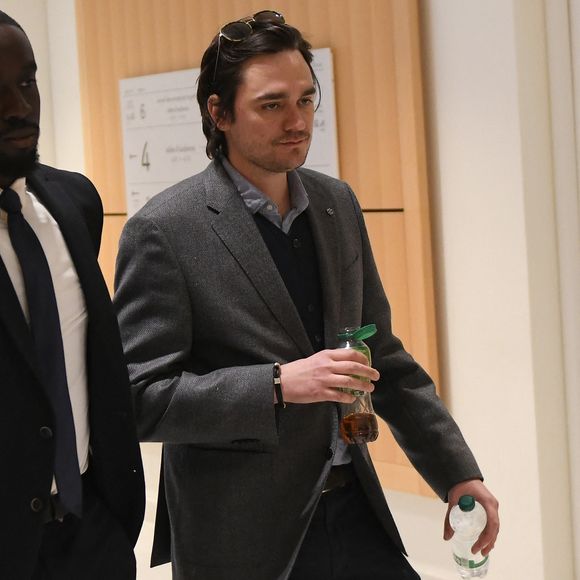 Alain-Fabien Delon arrive au tribunal correctionnel de Paris pour avoir enregistré et diffusé avec son frère Anthony Delon une conversation de leur sœur, Anouchka, avec leur père, le 5 janvier 2024, à l'époque où les désaccords de la fratrie concernant la santé d'Alain Delon, à Paris, France, le 17 mars 2026. Anthony Delon et Anouchka sont absents. © Clément Prioli/Bestimage