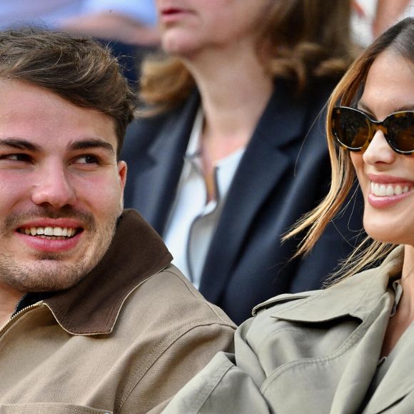 Antoine Dupont et Iris Mittenaere sont vus dans les tribunes lors des Internationaux de France à Roland Garros le 08 juin 2025 à Paris, France. Photo par Franck Castel/ABACAPRESS.COM