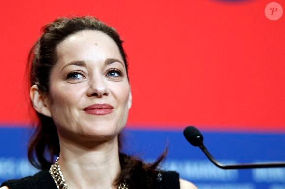Et leurs deux enfants Marcel (2011) et Louise (2017) doivent bénéficier des conseils bien-être de leur maman. 

Marion Cotillard - Conférence de presse du film "The Ice Tower" lors de la 75ème édition du festival international du film de Berlin (La Berlinale 2025), le 16 février 2025. Action Press / Bestimage