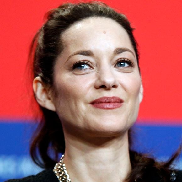 Et leurs deux enfants Marcel (2011) et Louise (2017) doivent bénéficier des conseils bien-être de leur maman. 

Marion Cotillard - Conférence de presse du film "The Ice Tower" lors de la 75ème édition du festival international du film de Berlin (La Berlinale 2025), le 16 février 2025. Action Press / Bestimage