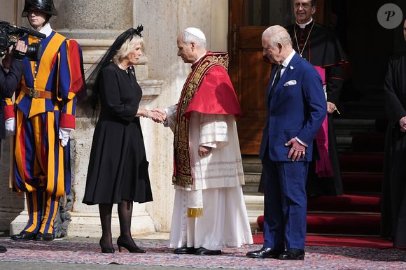 Le roi Charles III d'Angleterre et Camilla Parker Bowles, reine consort d'Angleterre, quittent le pape Léon XIV après avoir assisté au service œcuménique dans la chapelle Sixtine au Vatican, le 23 octobre 2025. Photo par PA Photo/ Bestimage