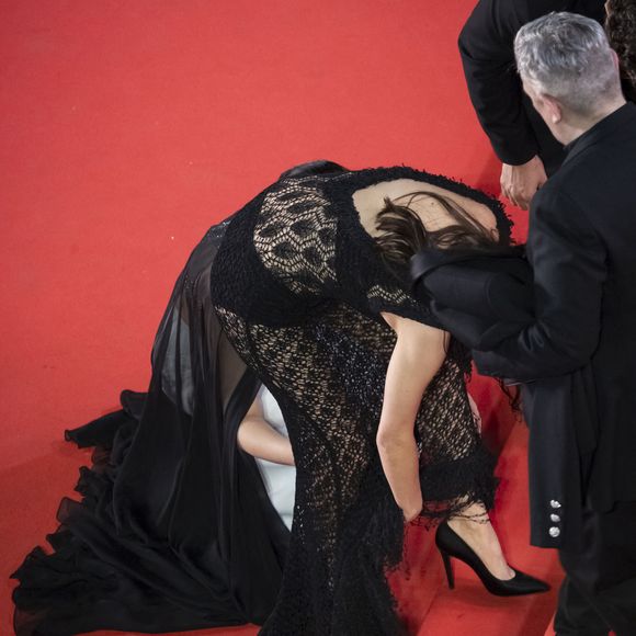 L'imposant ourlet de sa robe lui a joué des tours.

Marion Cotillard - Montée des marches du film " Roma elastica " lors du 79ème Festival International du Film de Cannes, le 20 mai 2026.

© Camilla Canalini / Bestimage